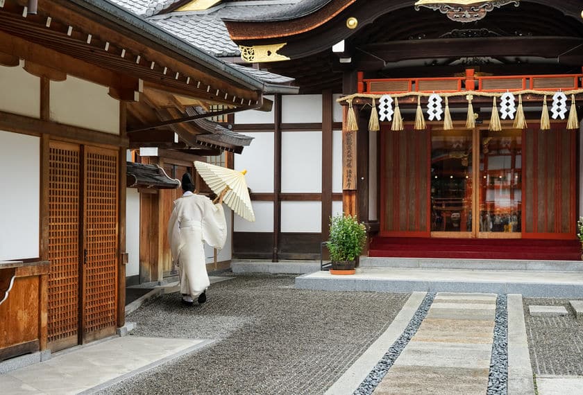 神社で働く人は、袴の色で身分がわかるという雑学