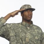 軍隊で兵士が敬礼する理由に関する雑学