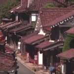 岡山県には赤色で統一された「吹屋ふるさと村」があるという雑学