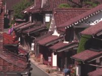 岡山県には赤色で統一された「吹屋ふるさと村」があるという雑学