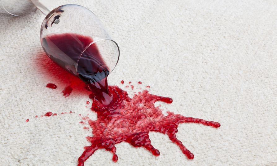 赤ワインをこぼしたときにも使える！塩でカーペットをキレイにしようというトリビア