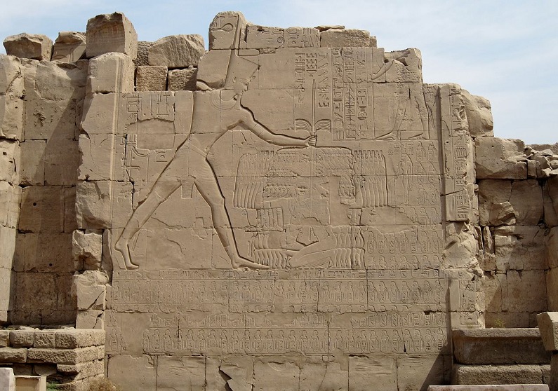 詳細に記録が残されているものだと古代エジプト・カナン連合間の「メギドの戦い」が一番古いというトリビア