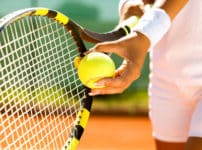 硬式テニスのボールが「黄色」である理由に関する雑学