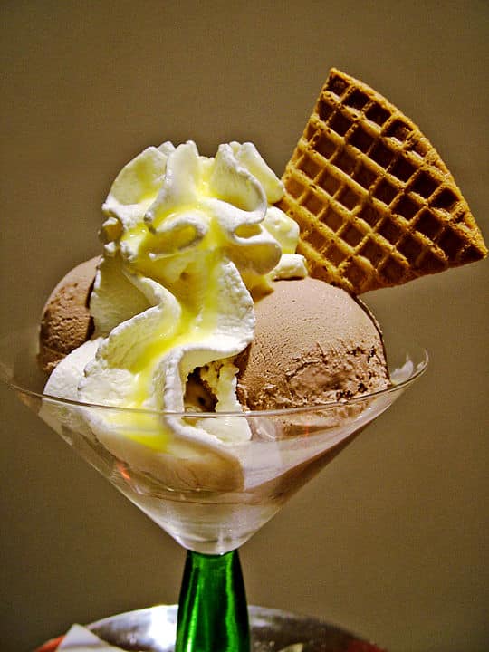 喫茶店でアイスクリームについてくるウエハースの役割に関する雑学