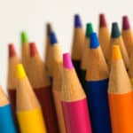 鉛筆は六角形なのに、色鉛筆が丸いのはなぜ？という雑学