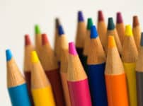 鉛筆は六角形なのに、色鉛筆が丸いのはなぜ？という雑学