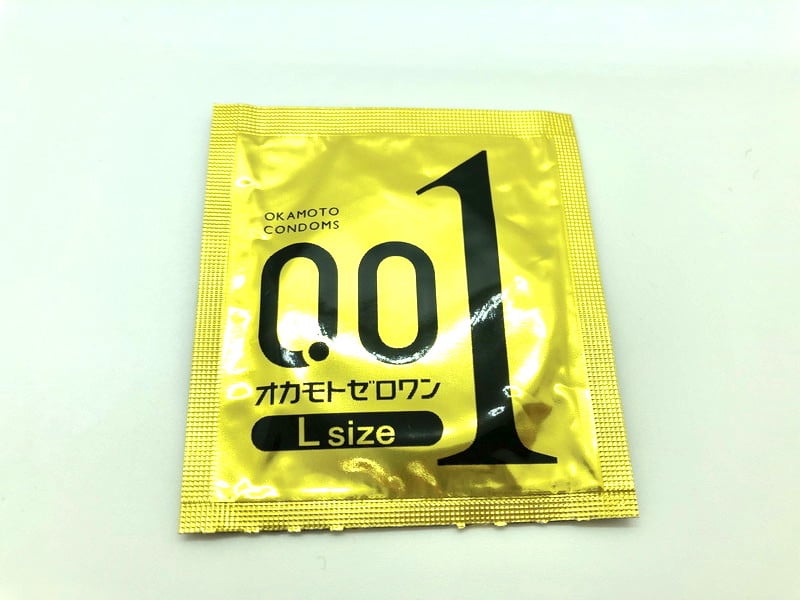 「オカモトゼロワン 0.01ミリ Lサイズ」のコンドーム袋（表）
