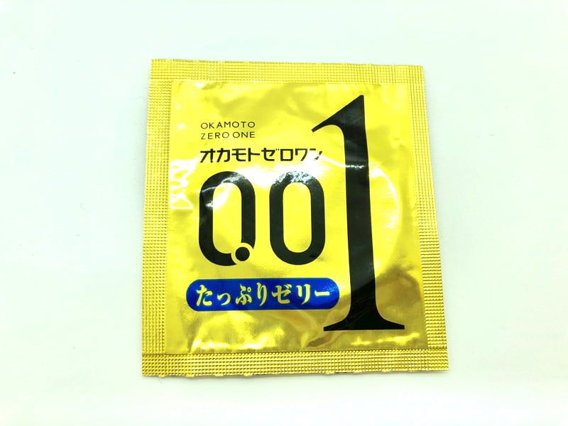 「オカモトゼロワン 0.01ミリ たっぷりゼリー」のコンドーム袋（表）