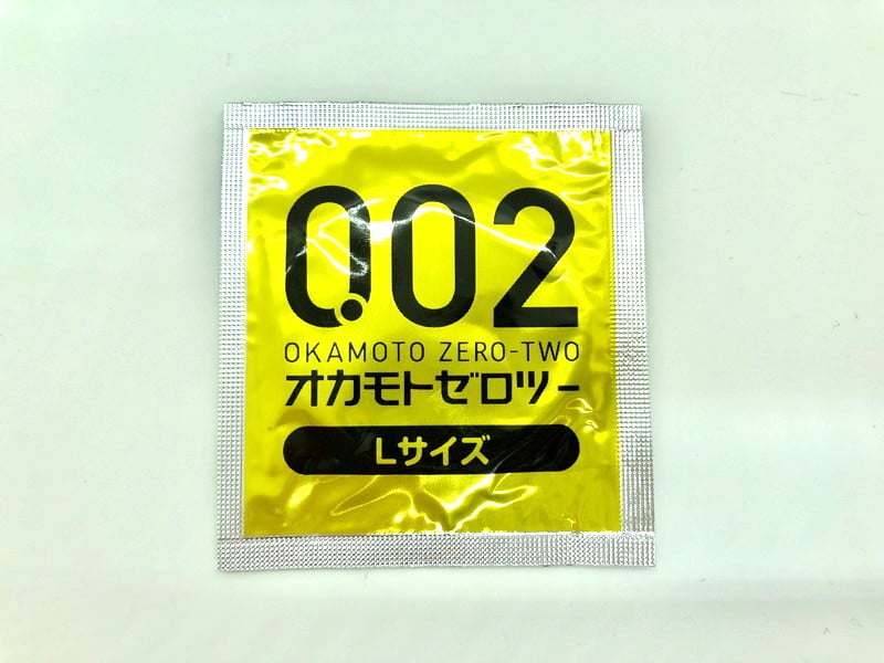 「オカモトゼロツー 0.02 Lサイズ」のコンドーム袋（表）