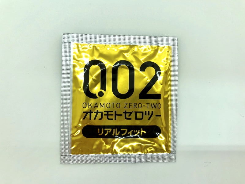 「オカモトゼロツー リアルフィット」のコンドーム袋（表）