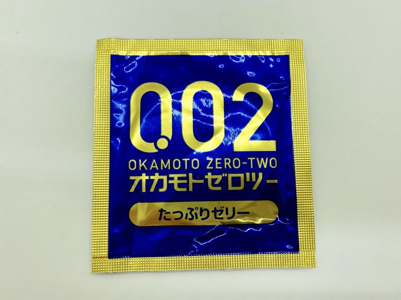 「オカモトゼロツー 0.02ミリ たっぷりゼリー」のコンドーム袋（表）