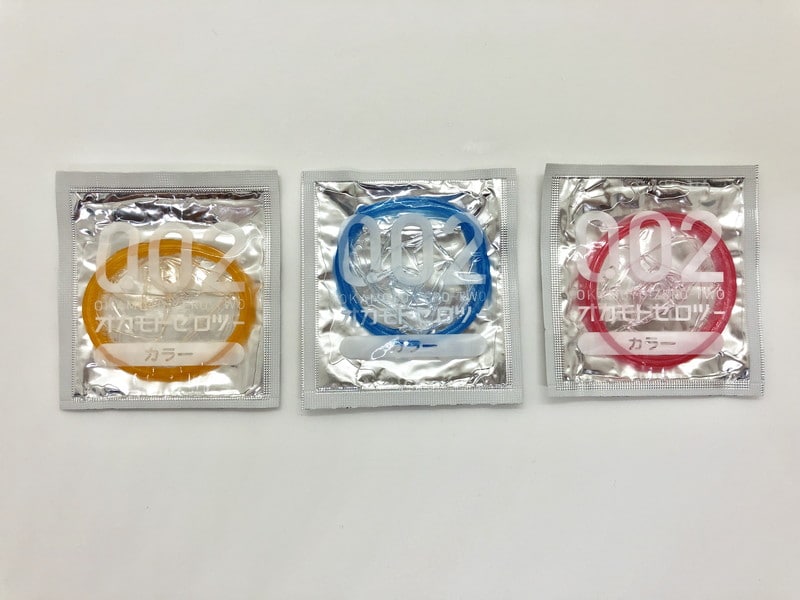 「オカモトゼロツー 0.02ミリ カラー」のコンドーム袋（表）が3色揃ったところ