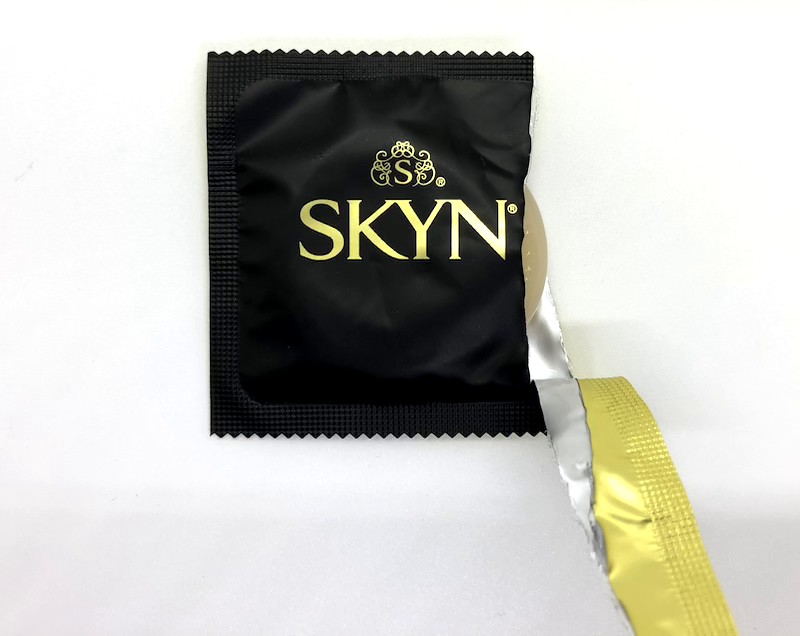 「SKYN(スキン)・Lサイズ」がコンドーム袋から出てきたところ