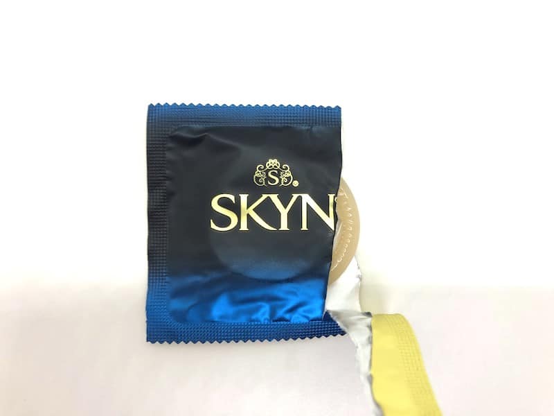  「SKYN(スキン) EXTRA LUB」がコンドーム袋から出てきたところ